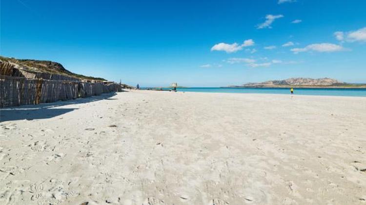 La Pelosa Plajının kum kaybından ölmemesi için havlu bile serilmeyecek