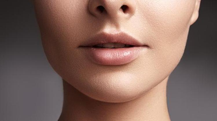 5- Doğal peeling uygulayarak pürüzsüz dudaklara kavuşun