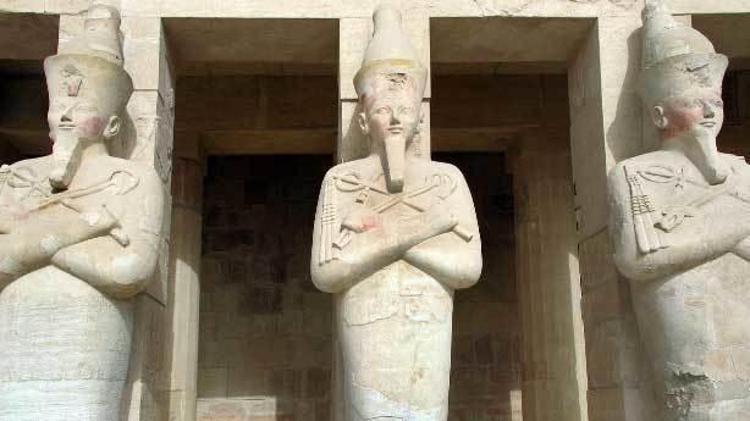 Kafalarını kazıyorlardı