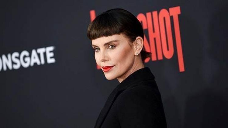 Charlize Theron, sakallı adam isteğiyle yangına benzin döküyor