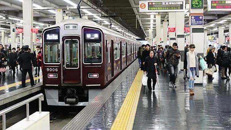 Japonyada bu kez 25 saniye erken kalkan tren için özür dilendi