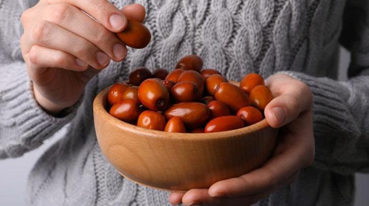 Büyük bir zeytin gibi, Çinliler vazgeçemedi Aç karnına hünnap yiyince bakın ne oluyor