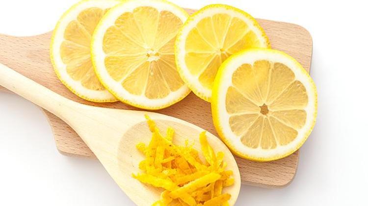 9- Diş etlerini onarıyor