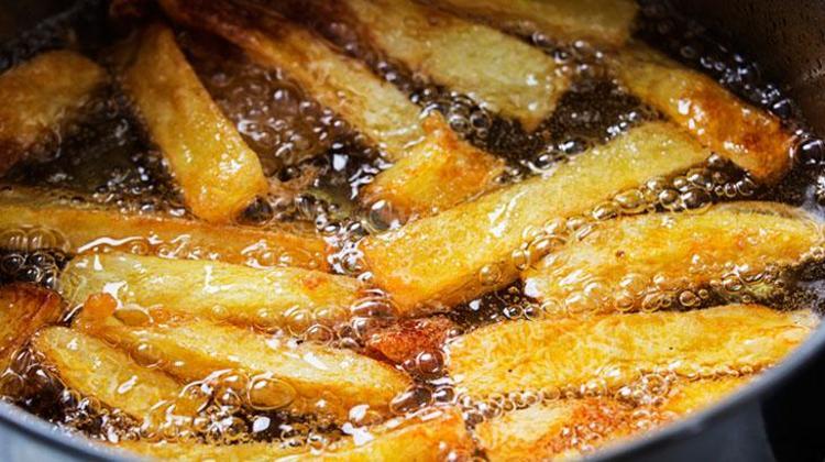 Fast foodculara taş çıkarttı Yağın içine birkaç damla ekleyince çıtır çıtır oluyor