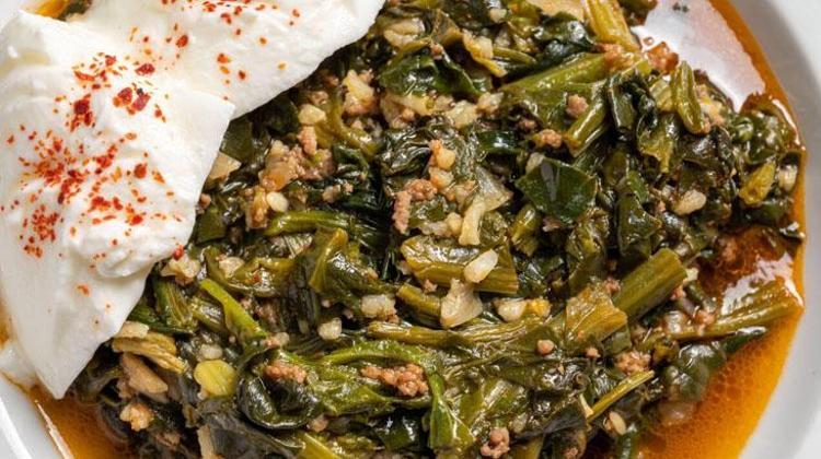Sevmeyenler bile parmaklarını yedi Ispanak pişerken içine atın, vitamin bombası oluyor