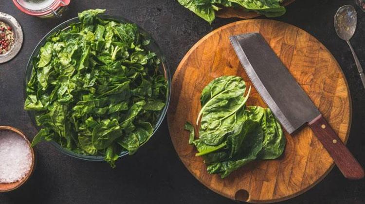 Sevmeyenler bile parmaklarını yedi Ispanak pişerken içine atın, vitamin bombası oluyor