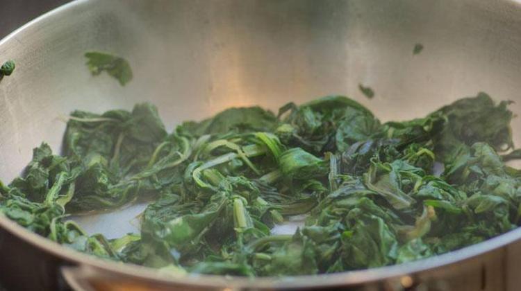 Sevmeyenler bile parmaklarını yedi Ispanak pişerken içine atın, vitamin bombası oluyor
