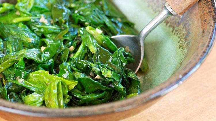 Sevmeyenler bile parmaklarını yedi Ispanak pişerken içine atın, vitamin bombası oluyor