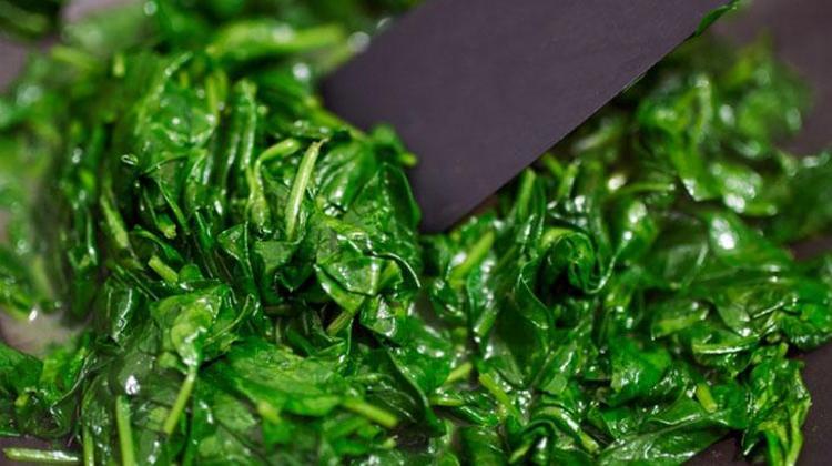 Sevmeyenler bile parmaklarını yedi Ispanak pişerken içine atın, vitamin bombası oluyor