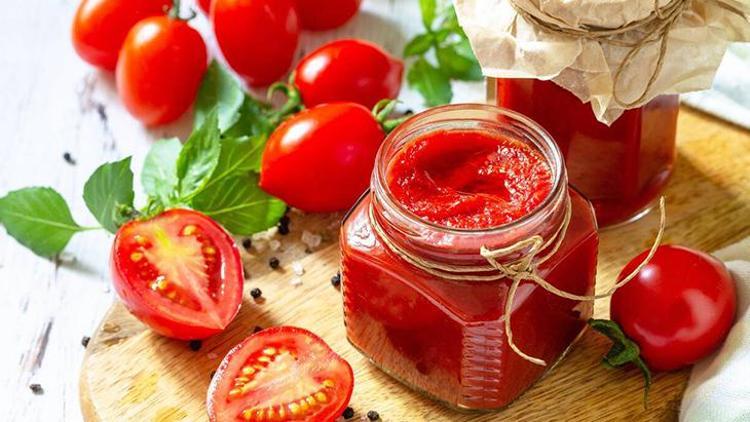 Domates sosunu salçaya çeviriyor Tarifi çok kolay, kaşık taktiği yeterli