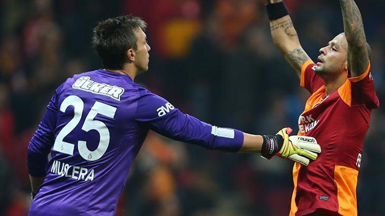 Galatasaraydan Van Aanholtun yerine transfer hamlesi Muslera ve Melo devrede