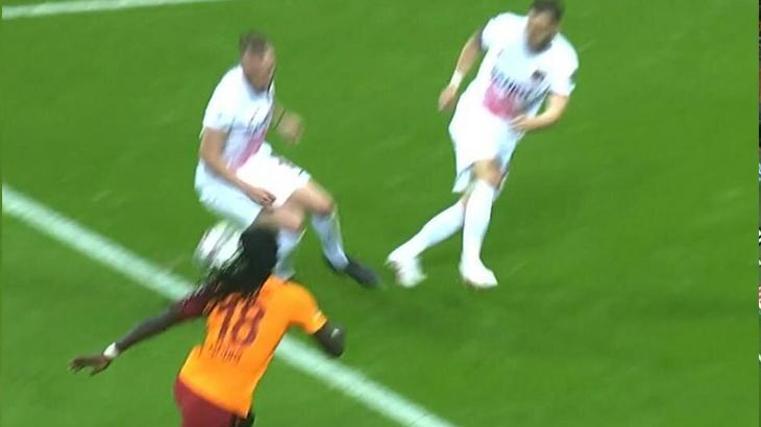 Galatasaray-Gaziantep FK maçında tartışmalı pozisyon: Bütün kameralar gördü Hakemi kandırdı