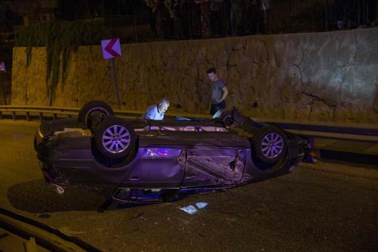 Gurbetçi ailenin otomobili bariyerlere çarparak devrildi