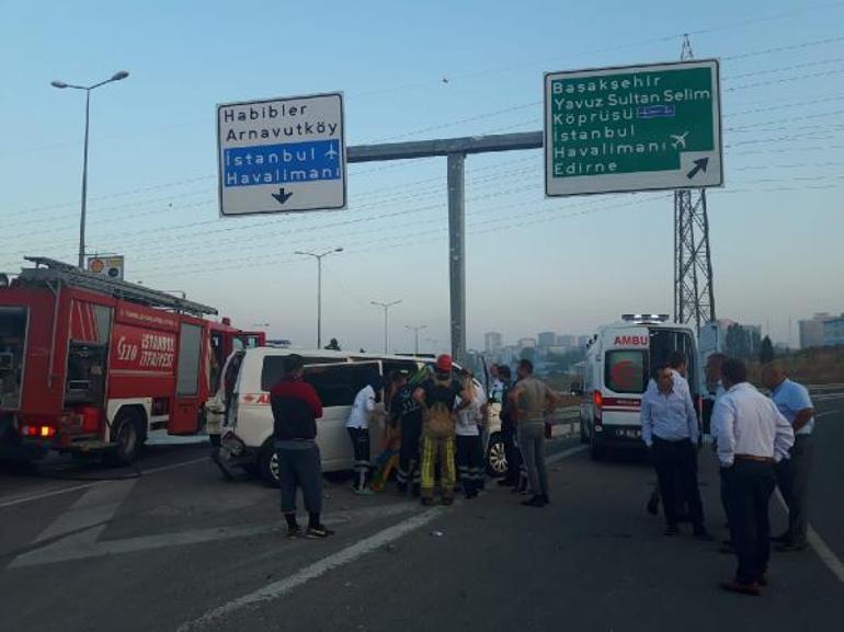 Sultangazide İETT otobüsü minibüse çarptı