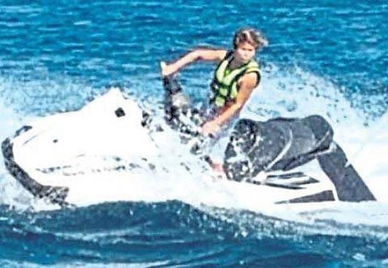 İvana Sertin oğlu tek başına jet-ski kullandı