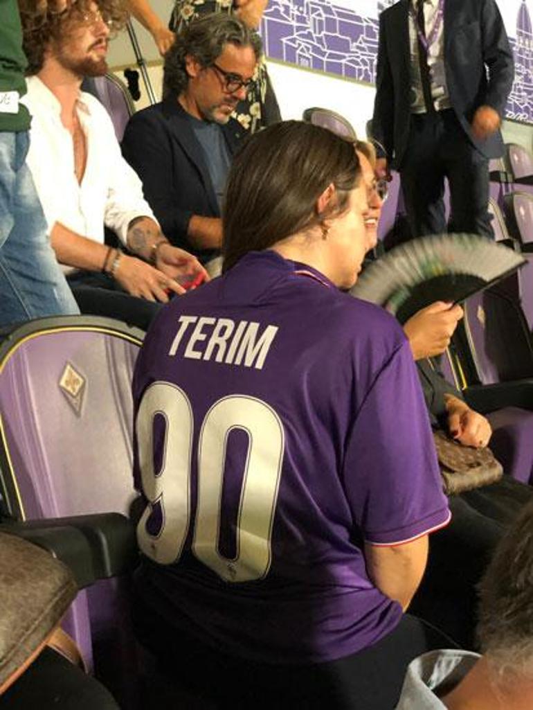 Merve Terim Çetin 20 yıllık forma ile maçı izledi