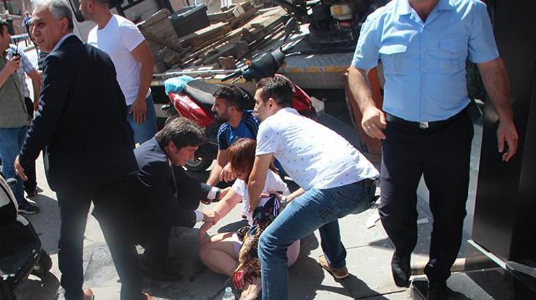 Freni boşalan kamyon bir beyaz eşya mağazasına girdi, 1 kişi yaralandı