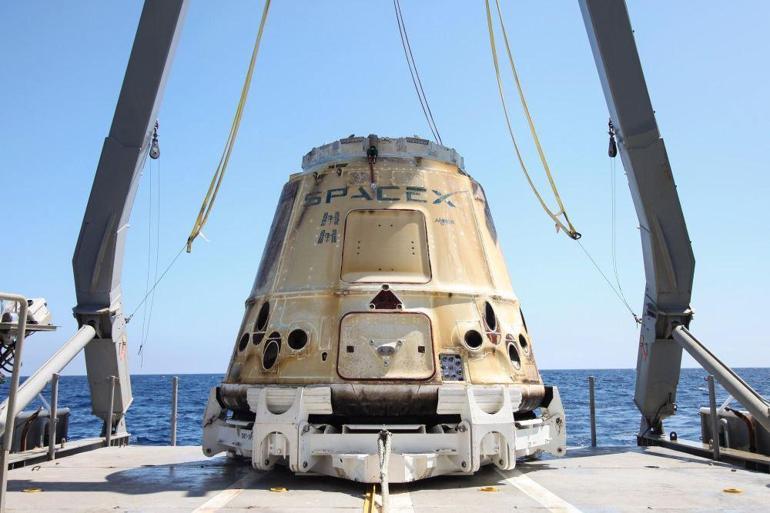 SpaceXin yeni roketi Starhopper, 150 metre yüksekliğe çıktı