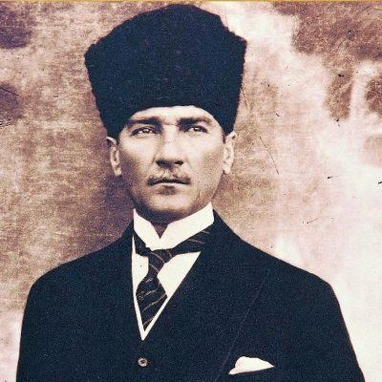 Atatürk fotoğraflarıyla birlikte 30 Ağustos Zafer Bayramı mesajları