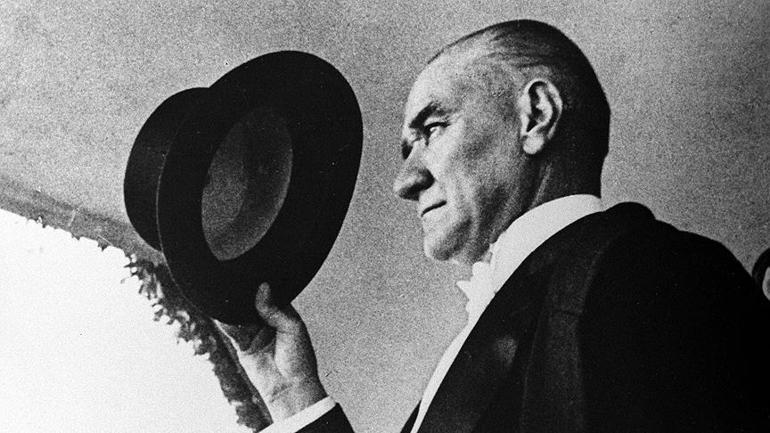 Atatürk fotoğraflarıyla birlikte 30 Ağustos Zafer Bayramı mesajları