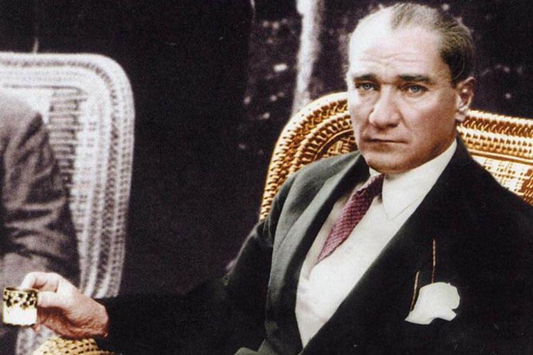 Atatürk fotoğraflarıyla birlikte 30 Ağustos Zafer Bayramı mesajları