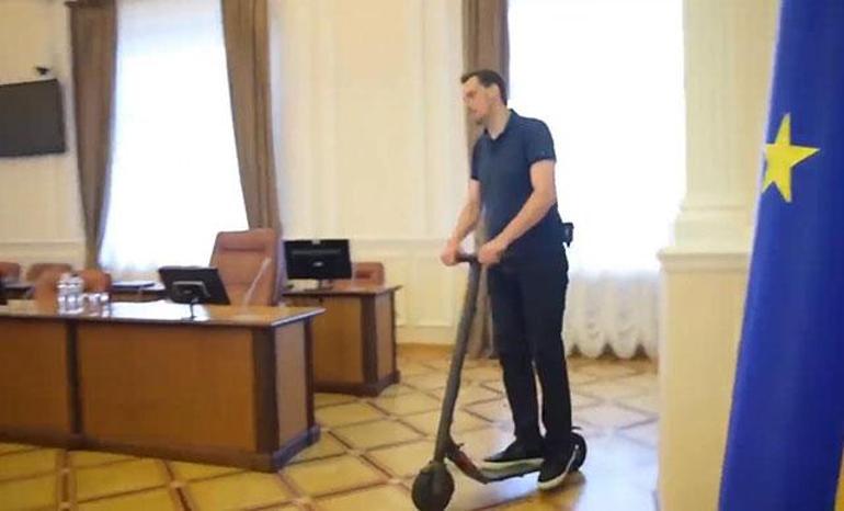 Ukrayna Başbakanı, Bakanlar Kurulunda scooter ile gezdi