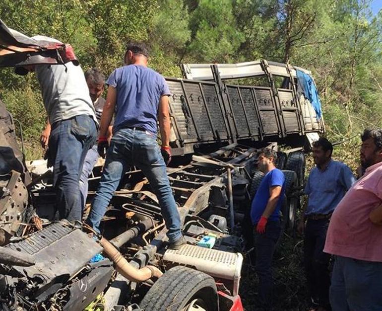 Kastamonuda uçuruma yuvarlanan kamyon alev aldı: 3 ölü