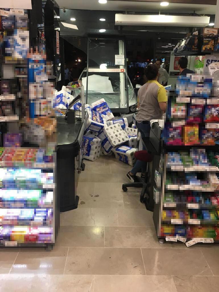 Akılalmaz olay 3 yaşındaki çocuk arabayla markete daldı