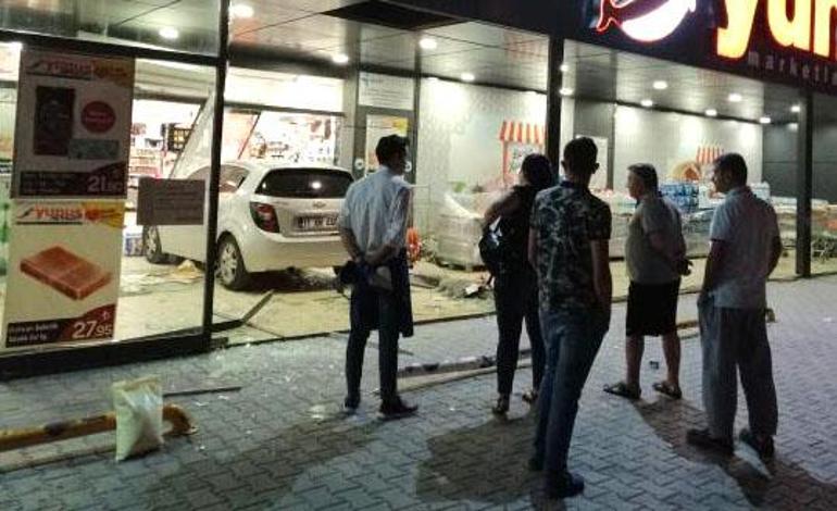 Akılalmaz olay 3 yaşındaki çocuk arabayla markete daldı
