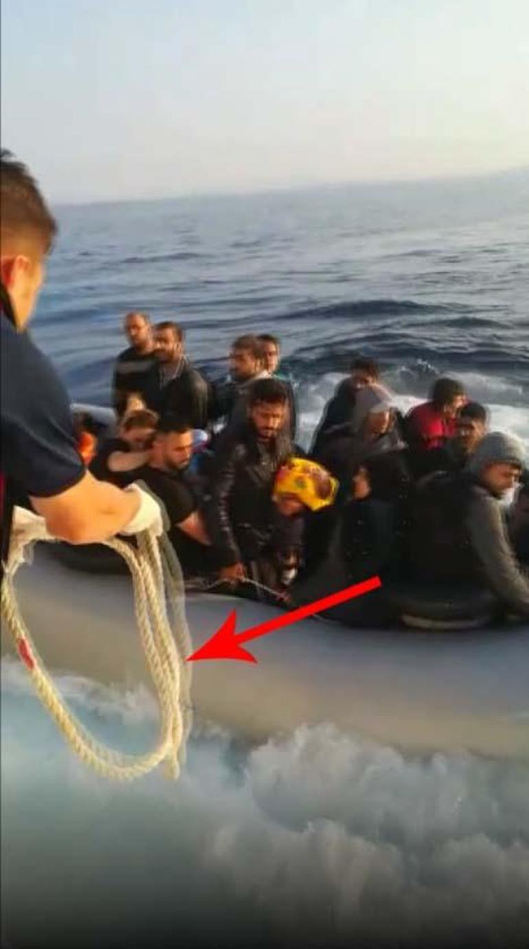 Sahil Güvenlik Komutanlığından göçmen botuna müdahale açıklaması