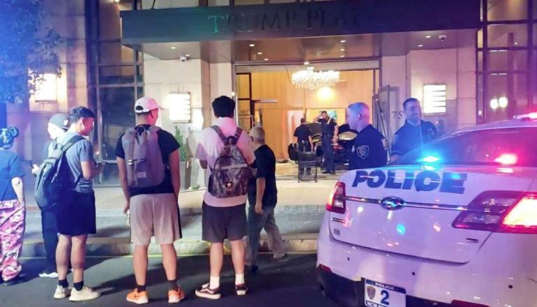 Trump Plazanın lobisine lüks araç daldı: 3 yaralı