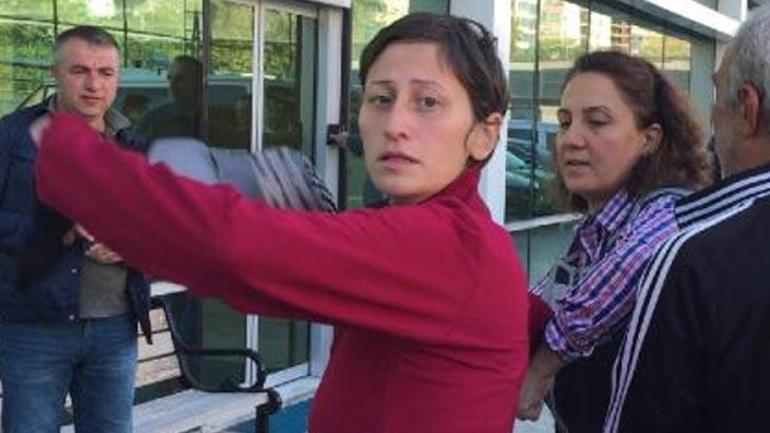 43 ay hapis cezası bulunan kadın gazetecilere çantasını fırlattı