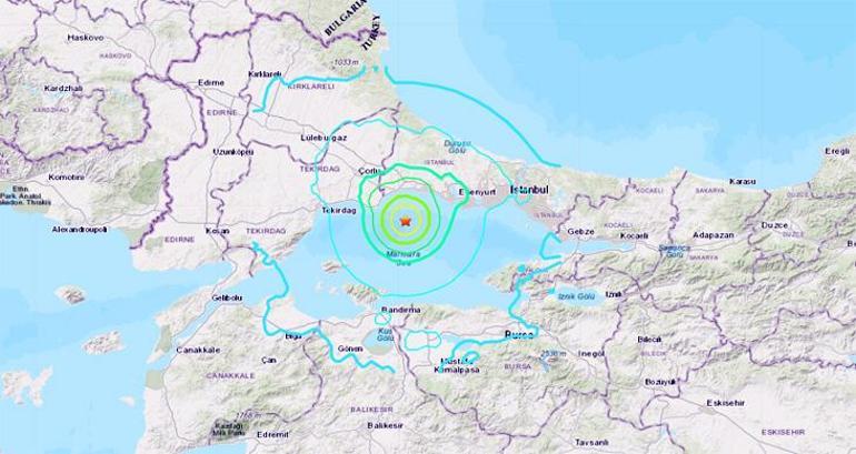 Son dakika... İstanbulda şiddetli deprem Okullar tatil edildi