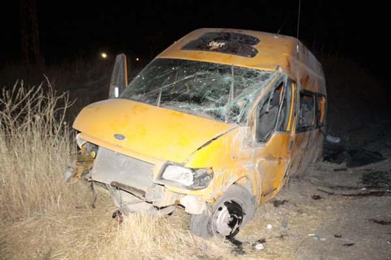 Kaçak göçmenleri taşıyan minibüs kaza yaptı Ölü ve çok sayıda yaralı var...