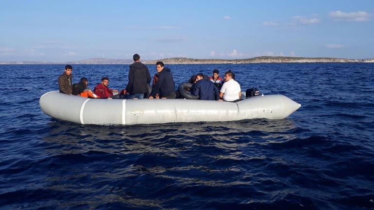 Lastik bot içinde 132 düzensiz göçmen yakalandı