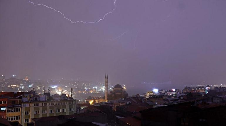 İstanbulda görsel şölen: 2,5 saatte 4100 şimşek ve yıldırım