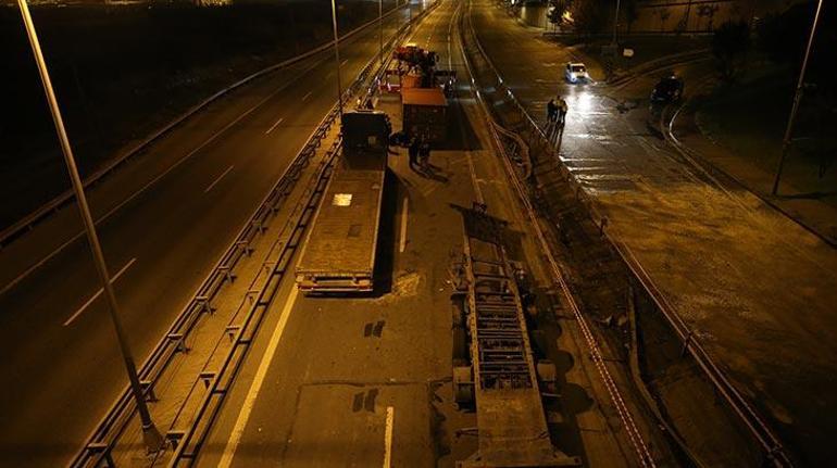 İstanbulda TIR devrildi Trafik durdu