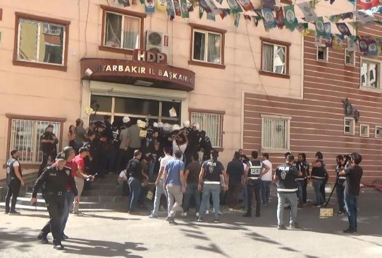 Vekillerin de olduğu HDPlilerden polise sıcak su ve cam bardaklı saldırı
