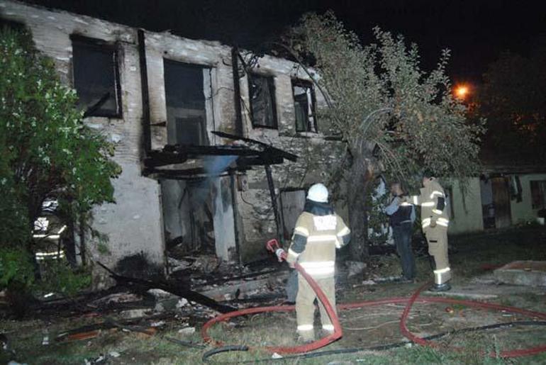 İzmirde tarihi ahşap binada yangın