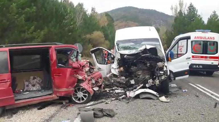 Kütahyada minibüsler çarpıştı: 1 ölü, 15 yaralı
