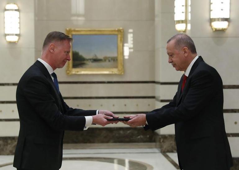 Büyükelçilerden Cumhurbaşkanı Erdoğana güven mektubu