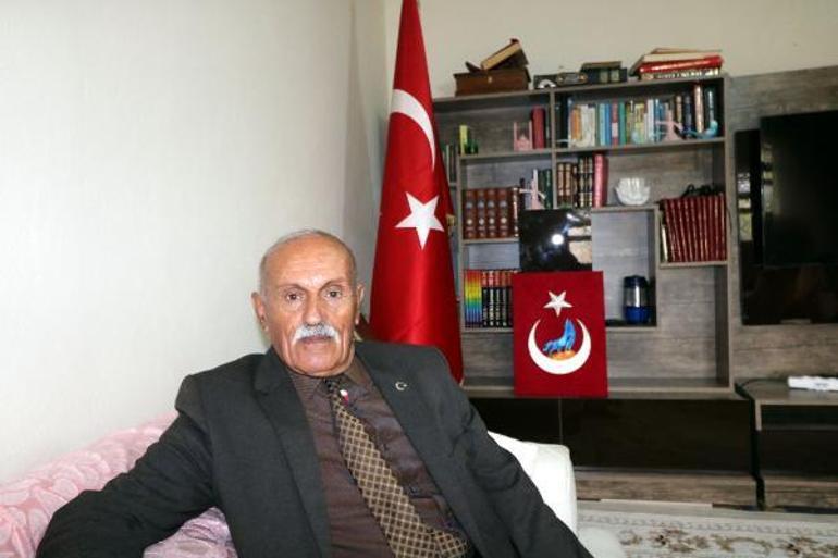 Tehditlere rağmen 35 yıldır Türk bayrağını dalgalandırıyor