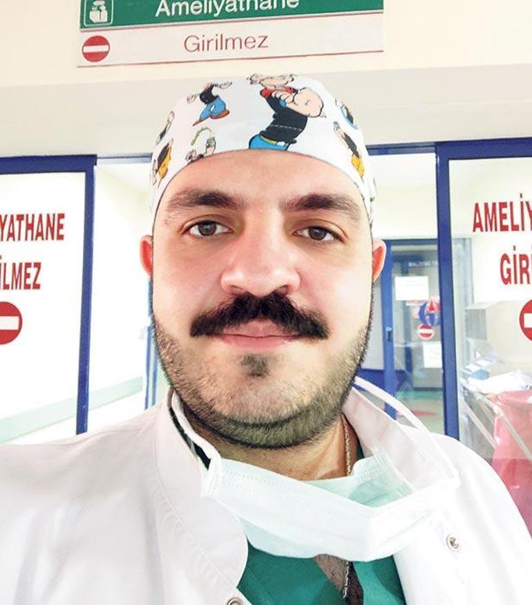 Sosyal medyada gündem olan fotoğraftaki doktor o anı anlattı: Çok huzursuzdu sımsıkı sarıldı