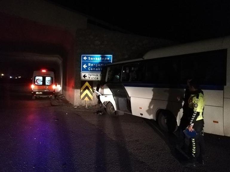 Manisada servis ile kamyon çarpıştı: Çok sayıda yaralı var