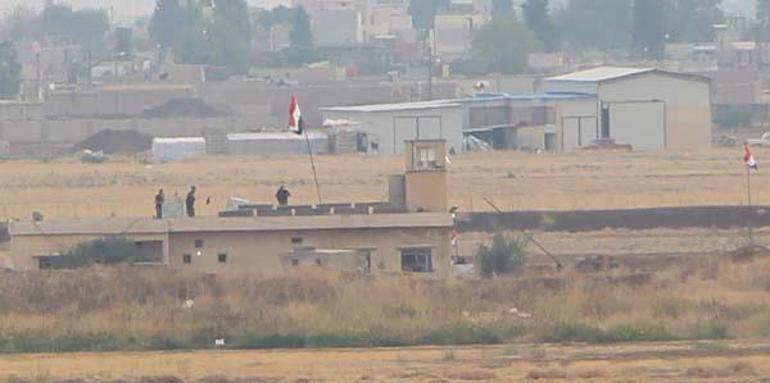 Kamışlıda binaya Suriye bayrağı asıldı