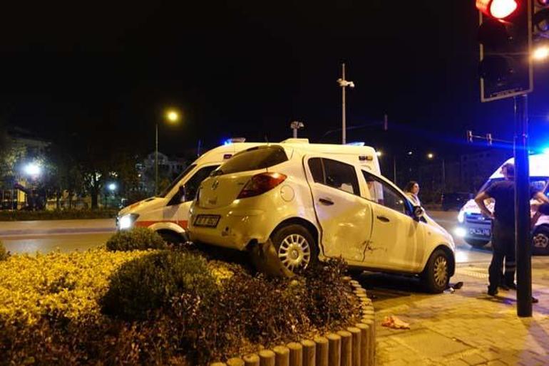 Bursada iki otomobilin çarpışması sonucu 3 kişi yaralandı