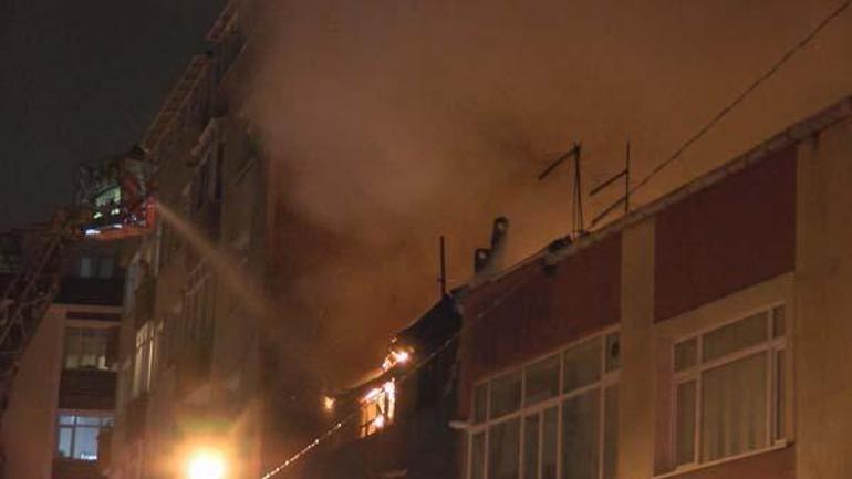İstanbulda iki binanın çatısı alev alev yandı