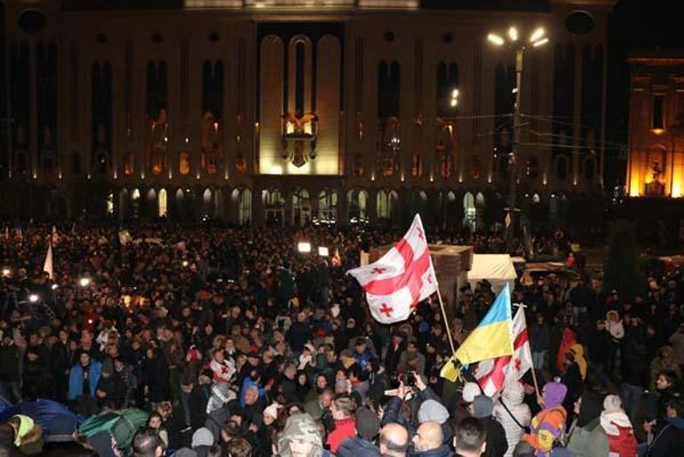 Son dakika | Gürcistanda güvenlik güçleri, parlamentoyu kuşatan protestoculara müdahale etti