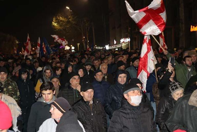 Son dakika | Gürcistanda güvenlik güçleri, parlamentoyu kuşatan protestoculara müdahale etti