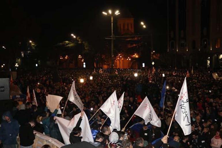 Son dakika | Gürcistanda güvenlik güçleri, parlamentoyu kuşatan protestoculara müdahale etti